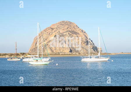 Morro Rock, un bouchon volcanique composé de roche dacite et datant de l'Oligocène, Morro Bay, Californie, USA Banque D'Images