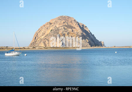 Morro Rock, un bouchon volcanique composé de roche dacite et datant de l'Oligocène, Morro Bay, Californie, USA Banque D'Images