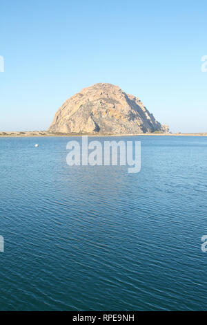 Morro Rock, un bouchon volcanique composé de roche dacite et datant de l'Oligocène, Morro Bay, Californie, USA Banque D'Images