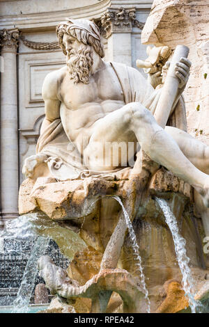 Statue du dieu de la rivière Ganges sur Fontana dei Quattro Fiumi, Fontaine des Quatre Fleuves, par Lorenzo Bernini sur la Piazza Navona, Rome, Italie. Banque D'Images