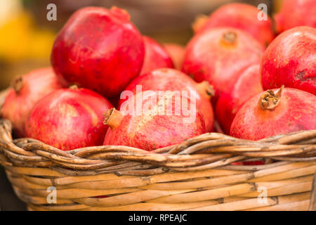 Les grenades en panier à l'échoppe de marché au marché de Campo de' Fiori, Rome, Italie. Banque D'Images