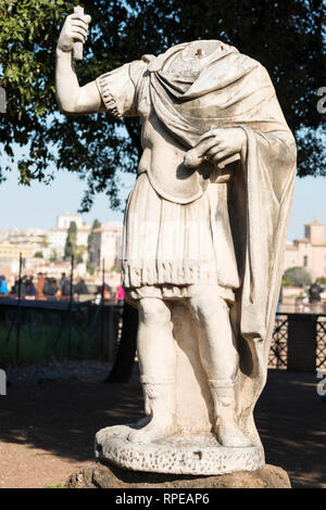 Une sculpture sans tête sur le Mont Palatin, Rome, Latium, Italie. Banque D'Images