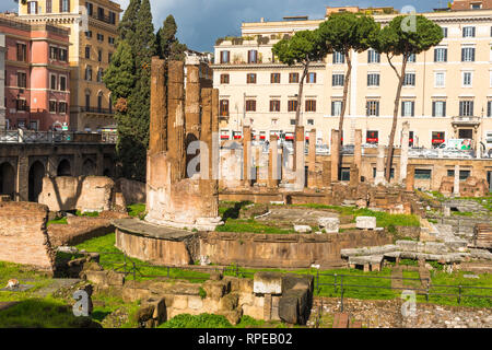Largo di Torre Argentina est un carré à Rome, Italie, avec quatre temples romaine et les vestiges de Pompey's Theatre. Rome. Le Latium. L'Italie. Banque D'Images