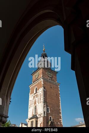 Tour de ville vu par arcade de Halle aux Draps, Place du marché, Cracovie, Pologne Banque D'Images