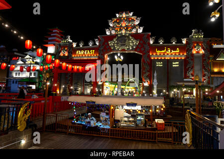 Dubai,UAE 11. 06. 2018 : theme park à Global Village (Dubailand), 1,6 million de m2 d'un parc qui est le plus grand parc à thème extrême-orient gate dans la nuit Banque D'Images