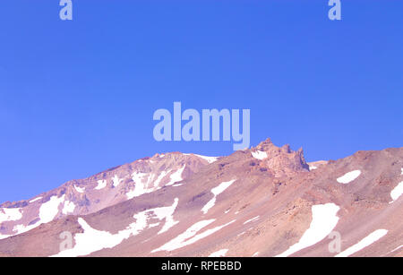 Le mont Shasta en Californie avec la neige le long d'une journée d'été sans nuages Banque D'Images