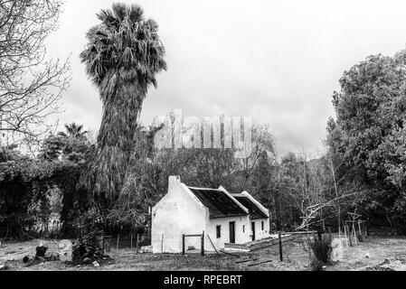 WUPPERTHAL, AFRIQUE DU SUD, le 27 août 2018 : les maisons historiques à Wupperthal dans les montagnes de Cederberg la Province du Cap occidental. Monochrome Banque D'Images