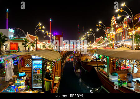 Dubai,UAE 11. 06. 2018 : theme park à Global Village (Dubailand), 1,6 million de m2 d'un parc qui est le plus grand parc à thème extrême-orient gate dans la nuit Banque D'Images