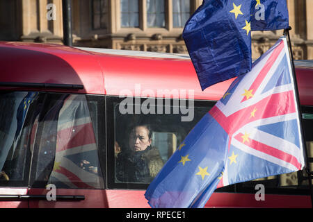 Les passagers d'un autobus passer par un Brexit manifestation à Westminster. Banque D'Images