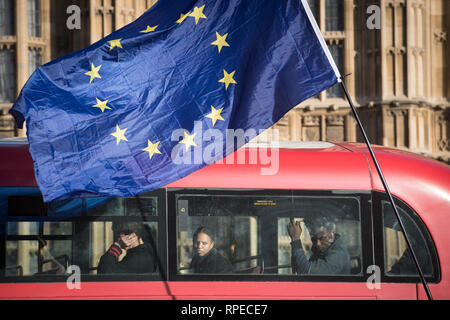 Les passagers d'un autobus passer par un Brexit manifestation à Westminster. Banque D'Images