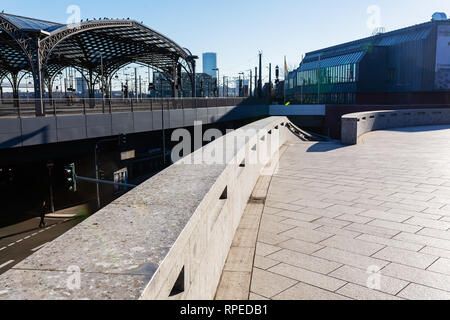 Cologne, Allemagne - 27 septembre 2018 : voir, entre la gare centrale et de la cathédrale, avec des personnes non identifiées. Cologne est la plus grande ville de la plupart des Allemands Banque D'Images