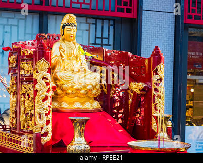 PARIS, FRANCE - 17 février 2019. Dernier jour de la célébration du nouvel an chinois au festival de rue. Statue de Bouddha d'extérieur pour les gens priant et wishi Banque D'Images