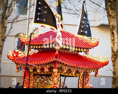 PARIS, FRANCE - 17 février 2019. Dernier jour de la célébration du nouvel an chinois au festival de rue. Statue de Bouddha d'extérieur pour les gens priant et wishi Banque D'Images