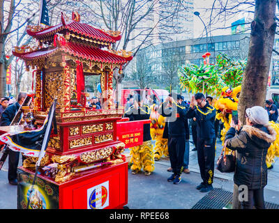 PARIS, FRANCE - 17 février 2019. Dernier jour de la célébration du nouvel an chinois au festival de rue. Statue de Bouddha d'extérieur pour les gens priant et wishi Banque D'Images