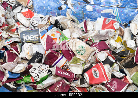 En ce moment une pile de papier non recyclables tasses à café à partir d'une sélection de points de vente au Royaume-Uni Banque D'Images