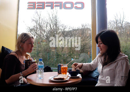 Mesdames prenant le petit déjeuner au Coffee 'Offshore', West End, Glasgow, Écosse, Royaume-Uni Banque D'Images