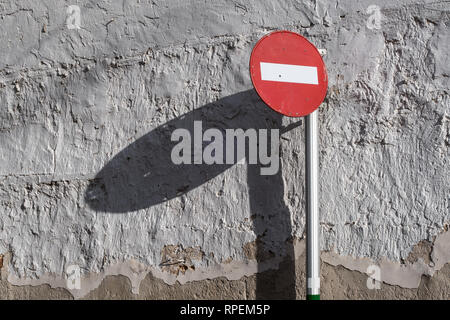 Aucun signe ainsi contre un vieux mur blanchis Banque D'Images