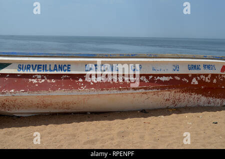 Pirogues utilisées dans la pêche artisanale la sardinelle au Sénégal, Afrique de l'Ouest Banque D'Images