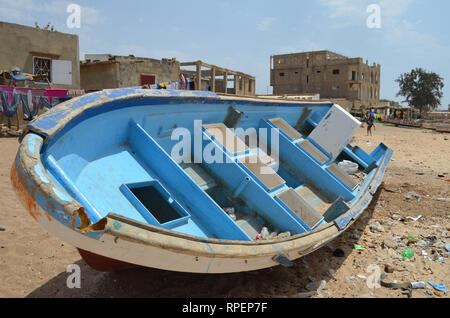 Pirogues utilisées dans la pêche artisanale la sardinelle au Sénégal, Afrique de l'Ouest Banque D'Images