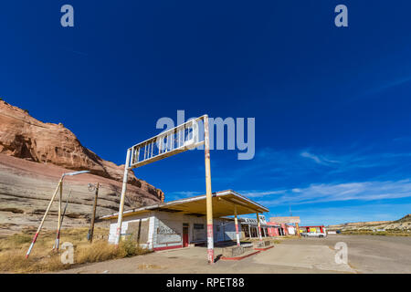 Station d'essence fermée le long de la bande de postes de traite et des boutiques de souvenirs dans Lupton le long de l'historique Route 66, Arizona, USA [pas de biens ; dispo Banque D'Images