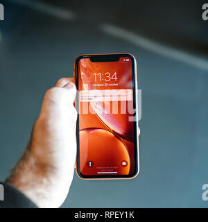 STRASBOURG, FRANCE - OCT 26, 2018 Client : POV holding nouveau rouge iPhone XR smartphone pendant la journée de lancement de l'app : notification Banque D'Images