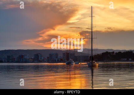 Magnifique coucher de soleil lumière sur la mer Méditerranée en espagnol Costa Brava , ville de Palamos Banque D'Images