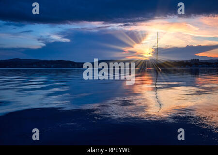 Magnifique coucher de soleil lumière sur la mer Méditerranée en espagnol Costa Brava , ville de Palamos Banque D'Images