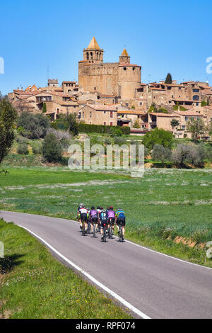 Groupe de cyclistes sur la route de petit village espagnol, l'île de l'Espagne. Madremanya est un village de la province de Gérone et de la communauté autonome Banque D'Images