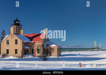 Mackinaw City, Michigan - Le vieux phare Mackinac Point, au détroit de Mackinac. Le phare a fonctionné de 1890 jusqu'à ce que le Mackinac Bridge op Banque D'Images