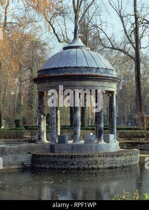 ESTANQUE CHINESCO- TEMPLETE MONOPTERO DE ORDEN JÓNICO. Auteur : VILLANUEVA, JUAN DE. Emplacement : PALACIO REAL-JARDIN DEL PRINCIPE. ARANJUEZ. MADRID. L'ESPAGNE. Banque D'Images