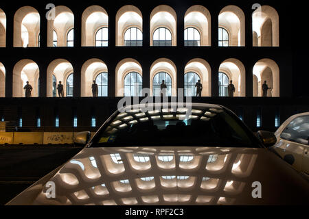 ROME - Reflet de l'éclairage du Palazzo della Civiltà Italiana, également connu comme la place colloseum, sur une voiture dans la zone euros. Banque D'Images