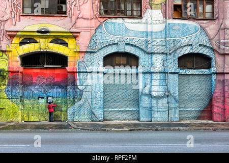 ROME - Un squated ancienne caserne militaire à Ostiense est couvert avec de gigantesques visages exotiques par l'artiste italien BLU. Banque D'Images