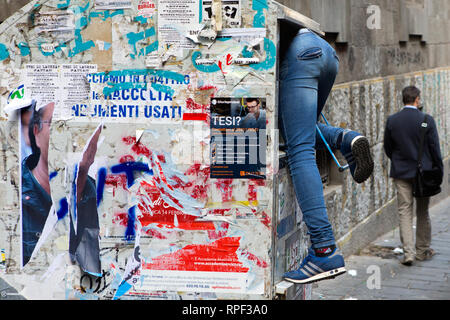 NAPLES - Un garçon est en fouillant dans sacs de déchets dans le centre historique de Naples. Banque D'Images