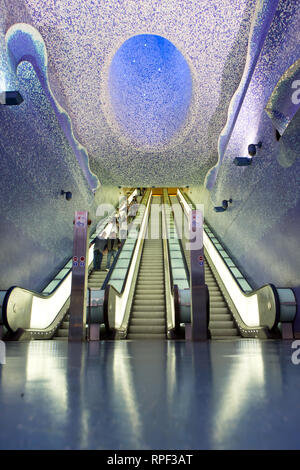 NAPLES - Escalator du Toledo de métro. La station a été conçu par l'architecte espagnol entreprise Oscar Tusquets Blanca. Banque D'Images