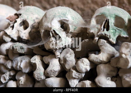 NAPLES - le cimetière des crânes à Fontanelle. Le cimetière dans une grotte remonte au xvie centrury. Banque D'Images