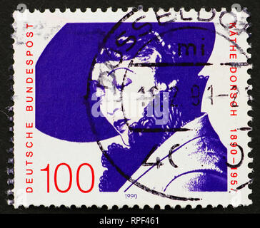 Allemagne - circa 1990 : timbre imprimé dans l'Allemagne montre Kathe Dorsch, actrice, circa 1990 Banque D'Images