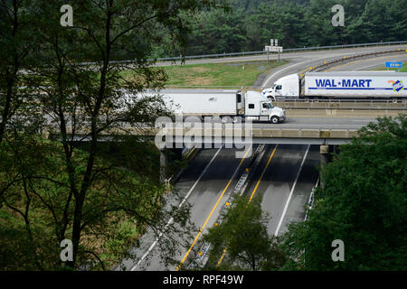 USA, New York, Miami, les gros camions sur l'autoroute et de pont à Shenandoah National Park Banque D'Images