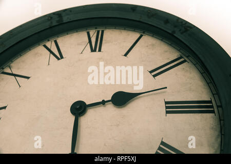 Old vintage d'une horloge avec armature en bois. Coluor avec photo filtre pour l'aspect ancien. Banque D'Images