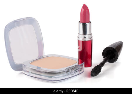 Poudre de maquillage, rouge à lèvres et le mascara isolé sur fond blanc Banque D'Images