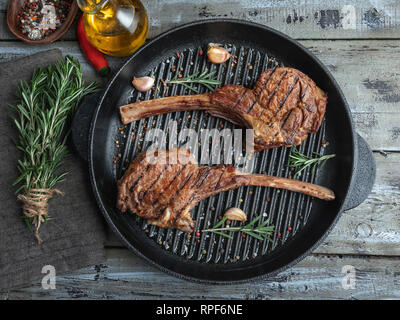 Grillades de veau agneau rôti de longe les côtes sur le gril pan, épices côtelettes , Banque D'Images