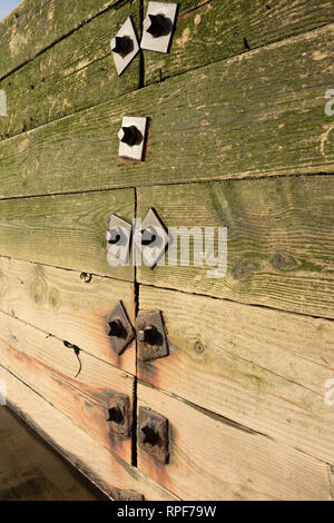 De nouvelles planches de bois à la base de l'épi en bois et la croissance des algues sur le platelage en bois, fixations en acier, la protection de la plage, côte fylde Lancashire, Royaume-Uni Banque D'Images