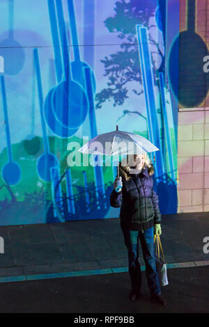 Poole, Dorset, UK. Feb 21, 2019. Light Up Poole. La tête aux visiteurs de faire l'expérience de la Poole lumière digital art festival qui se déroule dans divers endroits autour de Poole, d'éclairer, de-lumière et transformer le village. La nuit 3 festival présente le travail des artistes internationaux et émergents avec une série d'art de la lumière, des installations numériques et de participation.Le temps machine en fraise sauvage où les visiteurs peuvent prendre un parapluie et de se mouiller sans eau ! Credit : Carolyn Jenkins/Alamy Live News Banque D'Images