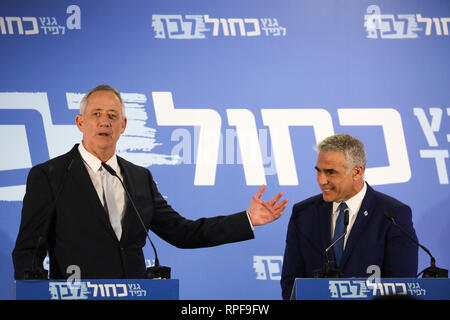 Tel Aviv, Israël. Feb 21, 2019. Benny Gantz (L) et Yaïr Lapid réagir comme ils livrent une déclaration commune à Tel Aviv, Israël, le 21 février 2019. Le Premier ministre israélien Benjamin Netanyahu a annoncé les principaux challengers le jeudi qu'une alliance a été formée pour les élections à venir, la première alternative plausible à Netanyahu de longue date, la règle. Benny Gantz, 59, Israël est l'ancien chef de l'état-major général, et Yaïr Lapid, président du parti centriste Yesh Atid, ont annoncé qu'ils allaient présenter une liste commune pour les élections du 9 avril. Source : Xinhua/JINI/Alamy Live News Banque D'Images