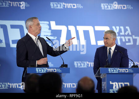 Tel Aviv, Israël. Feb 21, 2019. Benny Gantz (L) et Yaïr Lapid réagir comme ils livrent une déclaration commune à Tel Aviv, Israël, le 21 février 2019. Le Premier ministre israélien Benjamin Netanyahu a annoncé les principaux challengers le jeudi qu'une alliance a été formée pour les élections à venir, la première alternative plausible à Netanyahu de longue date, la règle. Benny Gantz, 59, Israël est l'ancien chef de l'état-major général, et Yaïr Lapid, président du parti centriste Yesh Atid, ont annoncé qu'ils allaient présenter une liste commune pour les élections du 9 avril. JINI/crédit : Gédéon Markowicz/Xinhua/Alamy Live News Banque D'Images