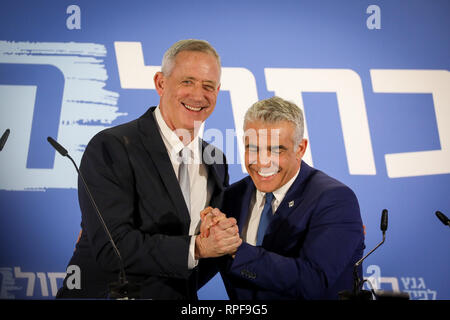 Tel Aviv, Israël. Feb 21, 2019. Benny Gantz (L) et Yaïr Lapid réagir comme ils livrent une déclaration commune à Tel Aviv, Israël, le 21 février 2019. Le Premier ministre israélien Benjamin Netanyahu a annoncé les principaux challengers le jeudi qu'une alliance a été formée pour les élections à venir, la première alternative plausible à Netanyahu de longue date, la règle. Benny Gantz, 59, Israël est l'ancien chef de l'état-major général, et Yaïr Lapid, président du parti centriste Yesh Atid, ont annoncé qu'ils allaient présenter une liste commune pour les élections du 9 avril. Source : Xinhua/JINI/Alamy Live News Banque D'Images