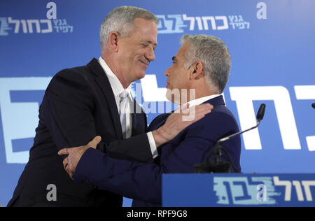 Tel Aviv, Israël. Feb 21, 2019. Benny Gantz (L) et Yaïr Lapid réagir comme ils livrent une déclaration commune à Tel Aviv, Israël, le 21 février 2019. Le Premier ministre israélien Benjamin Netanyahu a annoncé les principaux challengers le jeudi qu'une alliance a été formée pour les élections à venir, la première alternative plausible à Netanyahu de longue date, la règle. Benny Gantz, 59, Israël est l'ancien chef de l'état-major général, et Yaïr Lapid, président du parti centriste Yesh Atid, ont annoncé qu'ils allaient présenter une liste commune pour les élections du 9 avril. JINI/crédit : Gédéon Markowicz/Xinhua/Alamy Live News Banque D'Images