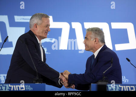 Tel Aviv, Israël. Feb 21, 2019. Benny Gantz (L) et Yaïr Lapid réagir comme ils livrent une déclaration commune à Tel Aviv, Israël, le 21 février 2019. Le Premier ministre israélien Benjamin Netanyahu a annoncé les principaux challengers le jeudi qu'une alliance a été formée pour les élections à venir, la première alternative plausible à Netanyahu de longue date, la règle. Benny Gantz, 59, Israël est l'ancien chef de l'état-major général, et Yaïr Lapid, président du parti centriste Yesh Atid, ont annoncé qu'ils allaient présenter une liste commune pour les élections du 9 avril. JINI/crédit : Gédéon Markowicz/Xinhua/Alamy Live News Banque D'Images