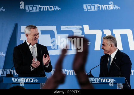 Tel Aviv, Israël. Feb 21, 2019. La résistance d'Israël Chef de parti BENNY GANTZ (L) et Yesh Atid leader YAÏR LAPID (R) annoncer officiellement leur Knesset courir à l'élection du 9 avril lors d'une conférence de presse à Tel Aviv. Le nouveau 'Blue and White Party' crée un bloc de rivaliser avec le Likoud de Netanyahu PM. Gantz et Lapid alternera comme premier ministre. Les anciens chefs d'état-major des FDI Moshe Yaalon et Gabi Ashkenazi sera aussi sur la liste. Credit : Alon Nir/Alamy Live News Banque D'Images