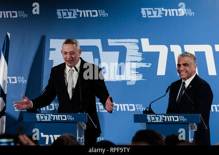 Tel Aviv, Israël. Feb 21, 2019. La résistance d'Israël Chef de parti BENNY GANTZ (L) et Yesh Atid leader YAÏR LAPID (R) annoncer officiellement leur Knesset courir à l'élection du 9 avril lors d'une conférence de presse à Tel Aviv. Le nouveau 'Blue and White Party' crée un bloc de rivaliser avec le Likoud de Netanyahu PM. Gantz et Lapid alternera comme premier ministre. Les anciens chefs d'état-major des FDI Moshe Yaalon et Gabi Ashkenazi sera aussi sur la liste. Credit : Alon Nir/Alamy Live News Banque D'Images