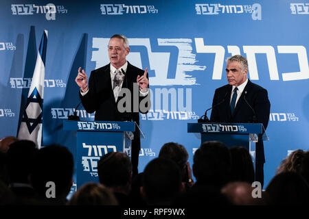 Tel Aviv, Israël. Feb 21, 2019. La résistance d'Israël Chef de parti BENNY GANTZ (L) et Yesh Atid leader YAÏR LAPID (R) annoncer officiellement leur Knesset courir à l'élection du 9 avril lors d'une conférence de presse à Tel Aviv. Le nouveau 'Blue and White Party' crée un bloc de rivaliser avec le Likoud de Netanyahu PM. Gantz et Lapid alternera comme premier ministre. Les anciens chefs d'état-major des FDI Moshe Yaalon et Gabi Ashkenazi sera aussi sur la liste. Credit : Alon Nir/Alamy Live News Banque D'Images